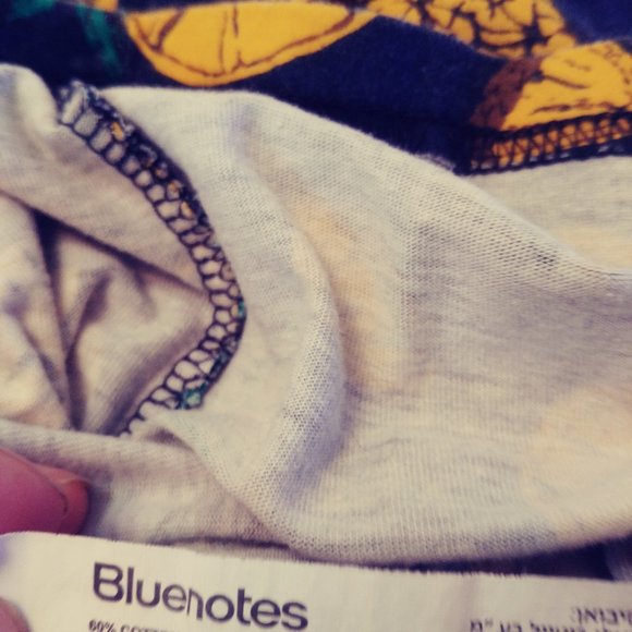 yellow pinapples, and black background +green leaves - Picture 4 of 6